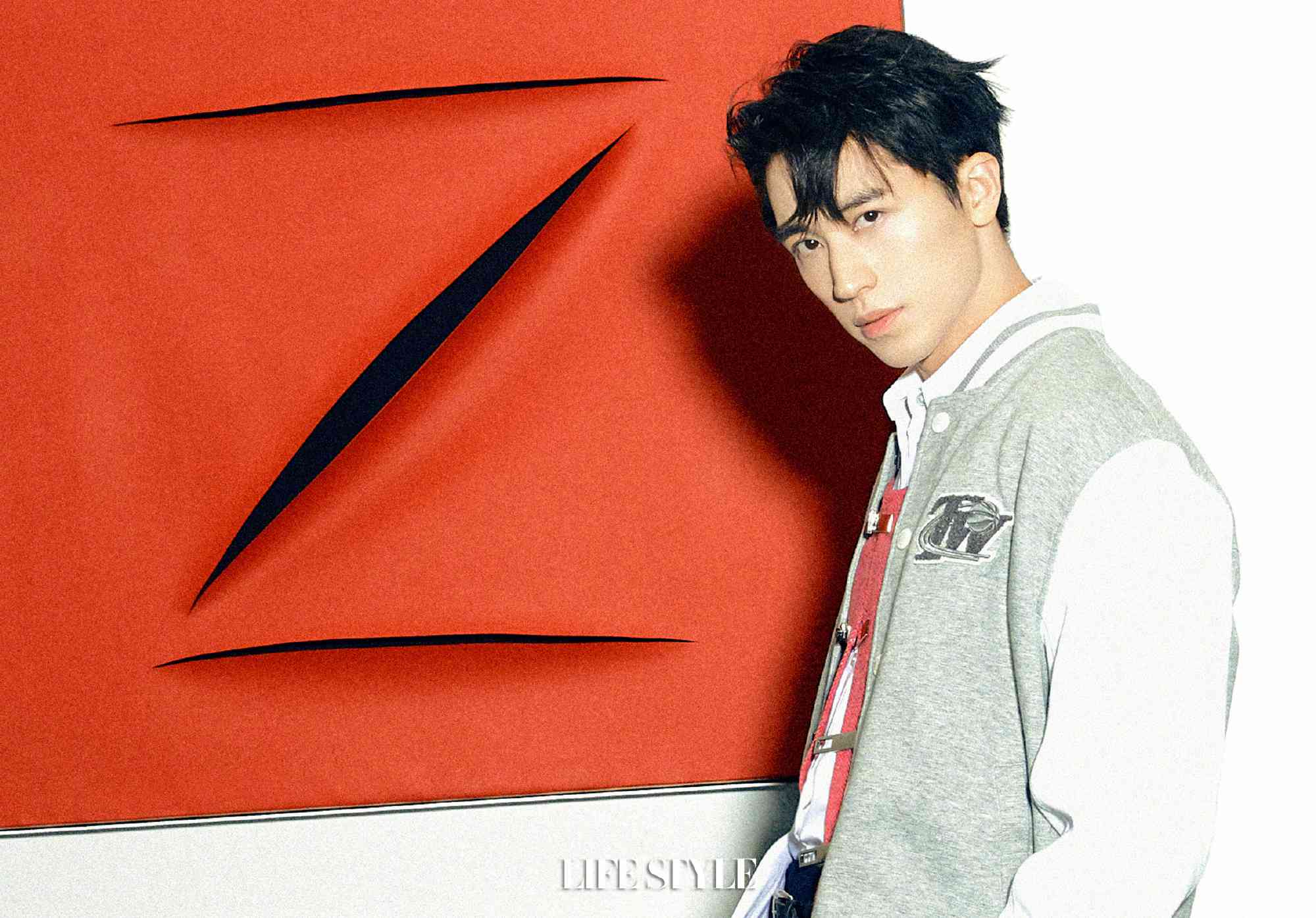 许魏洲以怪诞狂想曲为主题写真