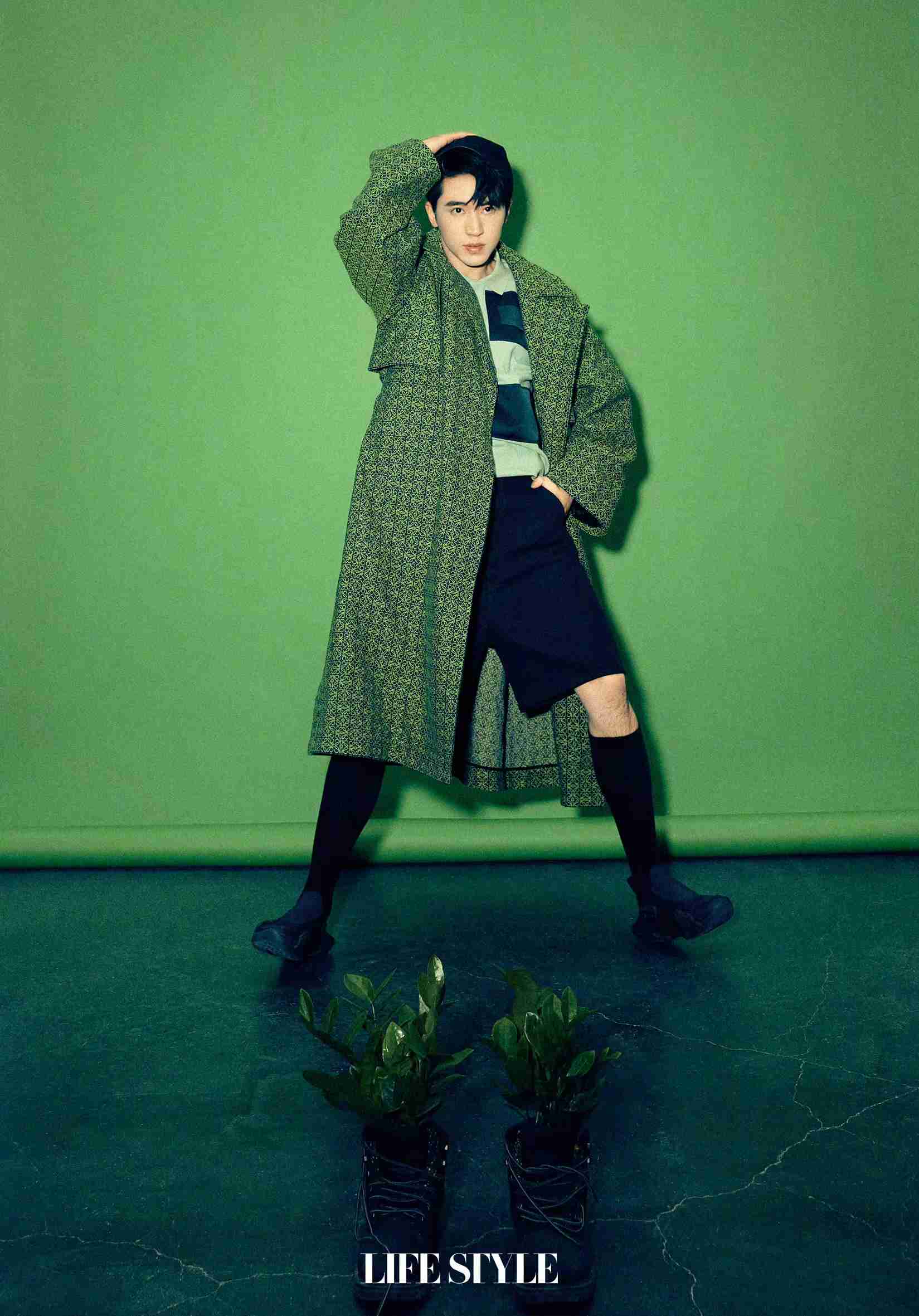 许魏洲以怪诞狂想曲为主题写真