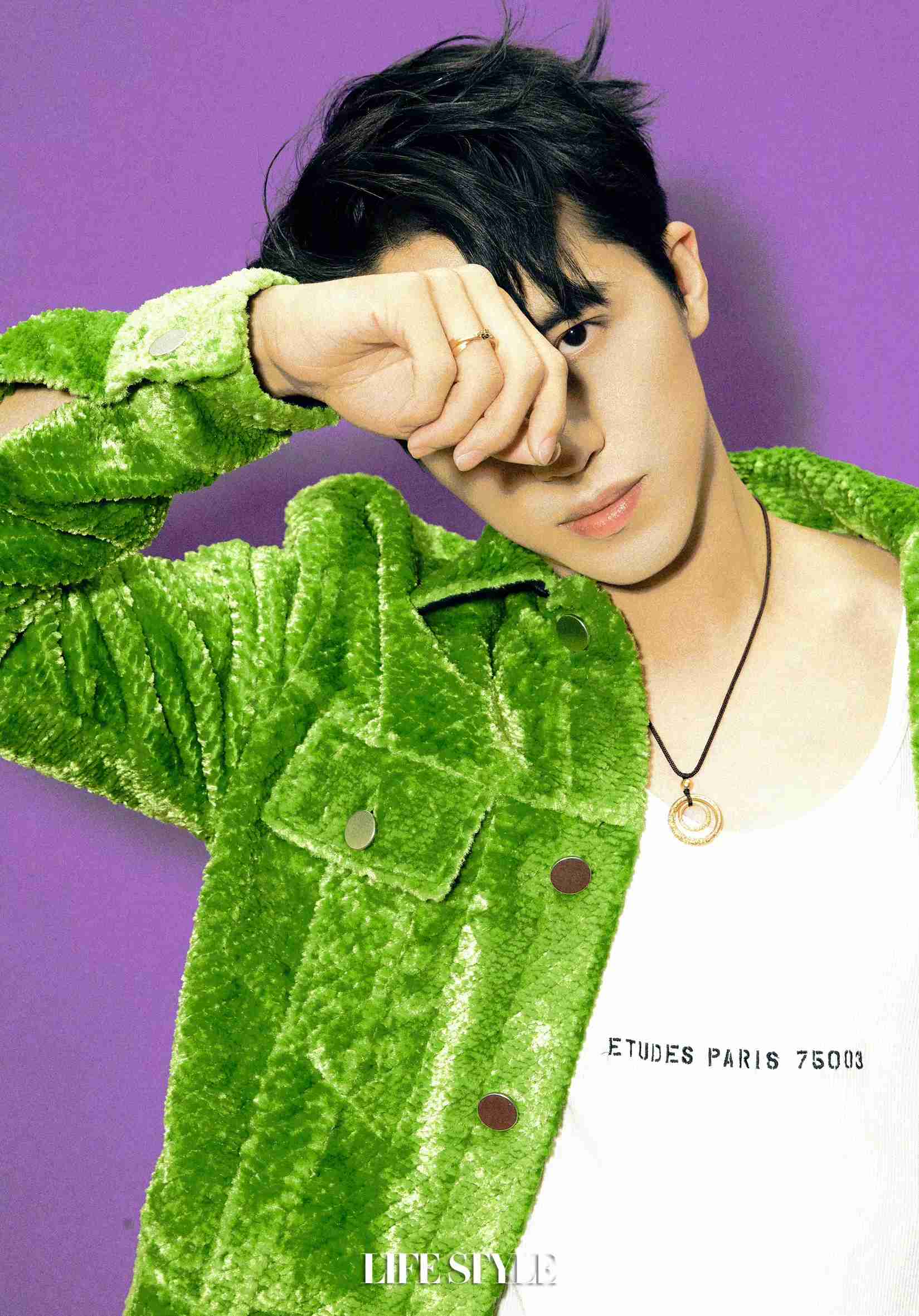 许魏洲以怪诞狂想曲为主题写真