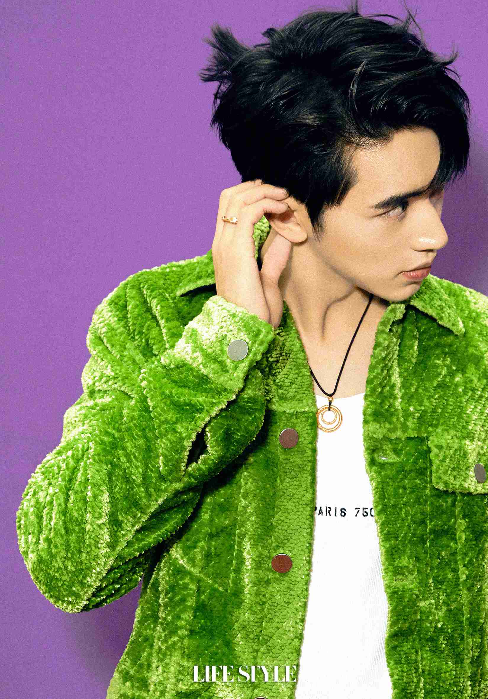 许魏洲以怪诞狂想曲为主题写真