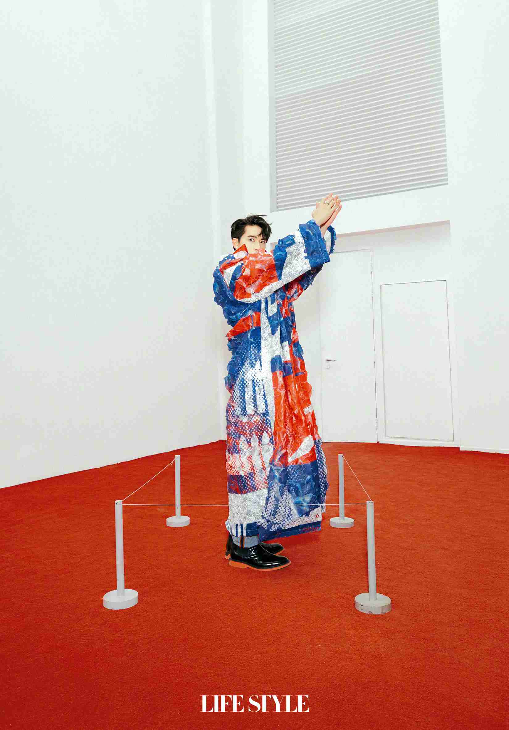 许魏洲以怪诞狂想曲为主题写真