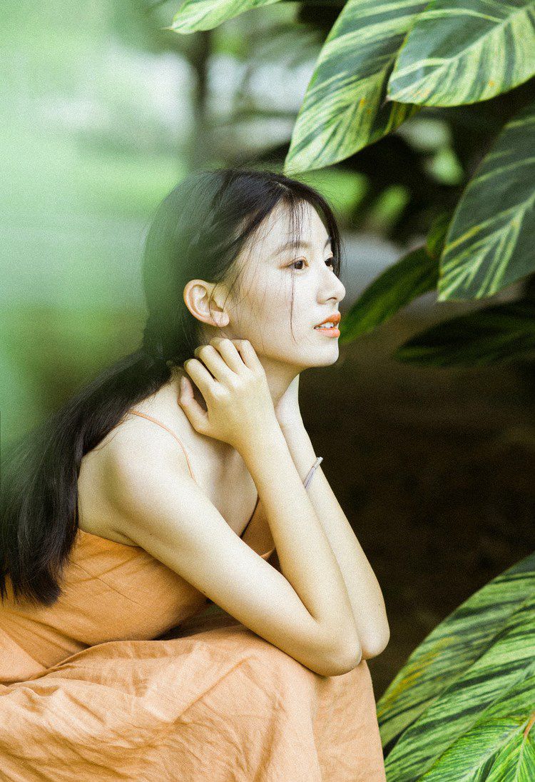 风韵身材少妇丝袜吊带睡衣写真