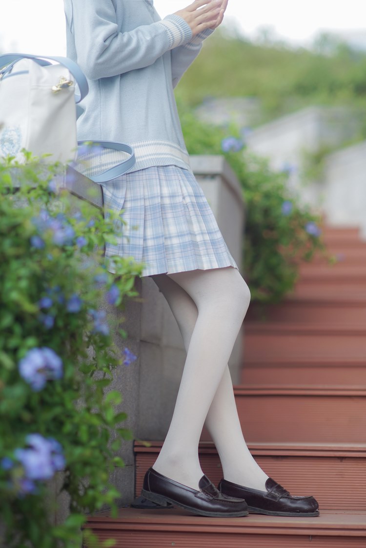 双马尾少女户外清纯养眼白丝美腿萌妹写真图片