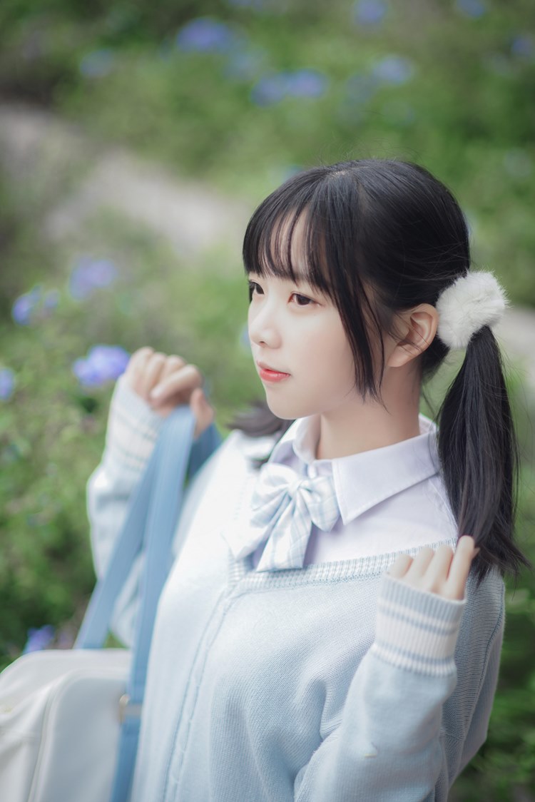 双马尾少女户外清纯养眼白丝美腿萌妹写真图片