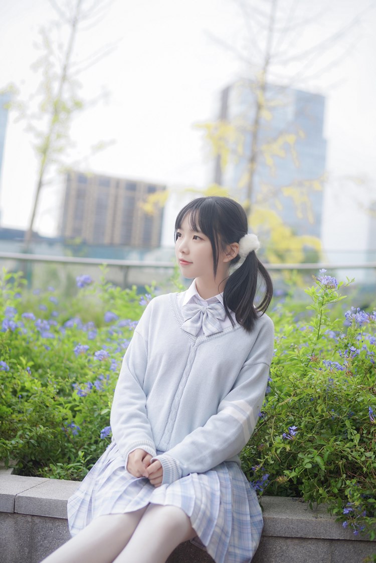 双马尾少女户外清纯养眼白丝美腿萌妹写真图片