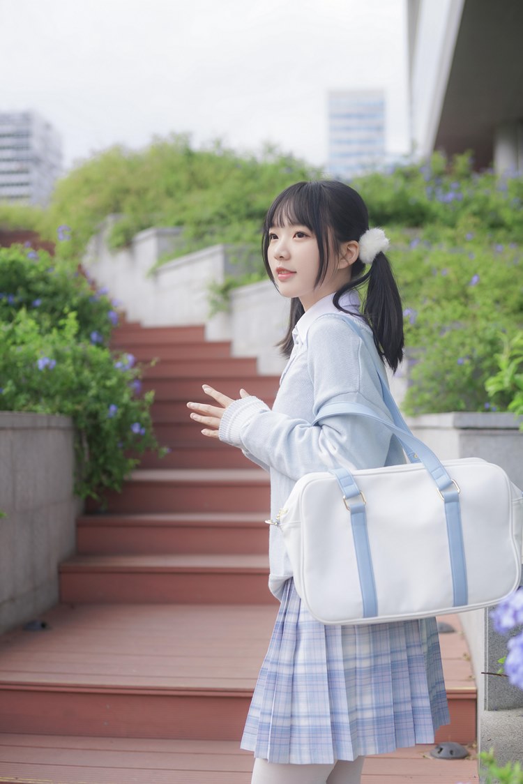 双马尾少女户外清纯养眼白丝美腿萌妹写真图片