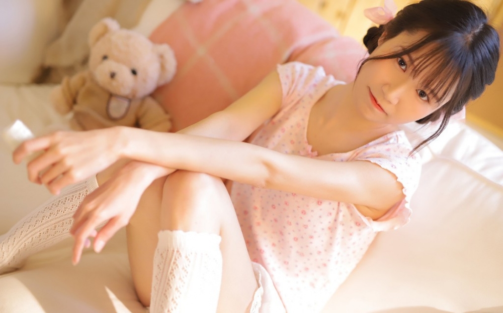 童颜萝莉超短裤白丝美腿私拍照