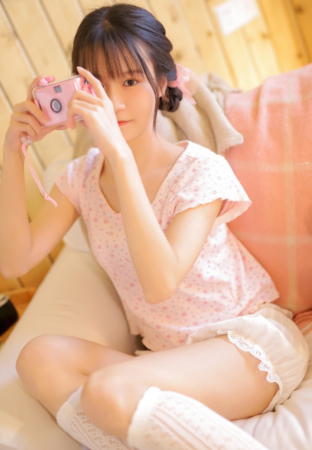 童颜萝莉超短裤白丝美腿私拍照