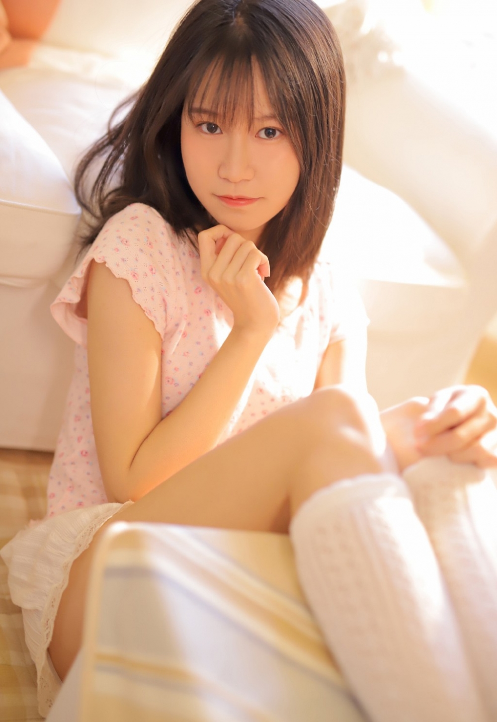 童颜萝莉超短裤白丝美腿私拍照