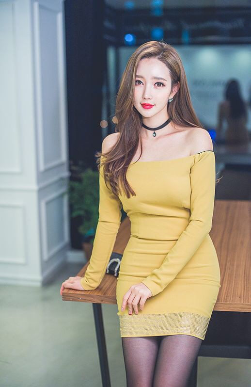 韩国气质美女黑丝超短秀香肩