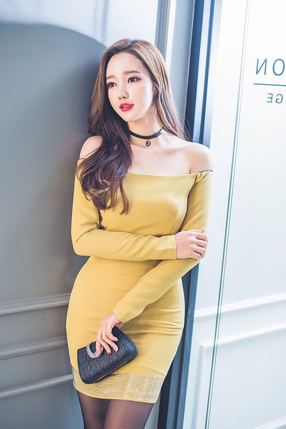 韩国气质美女黑丝超短秀香肩