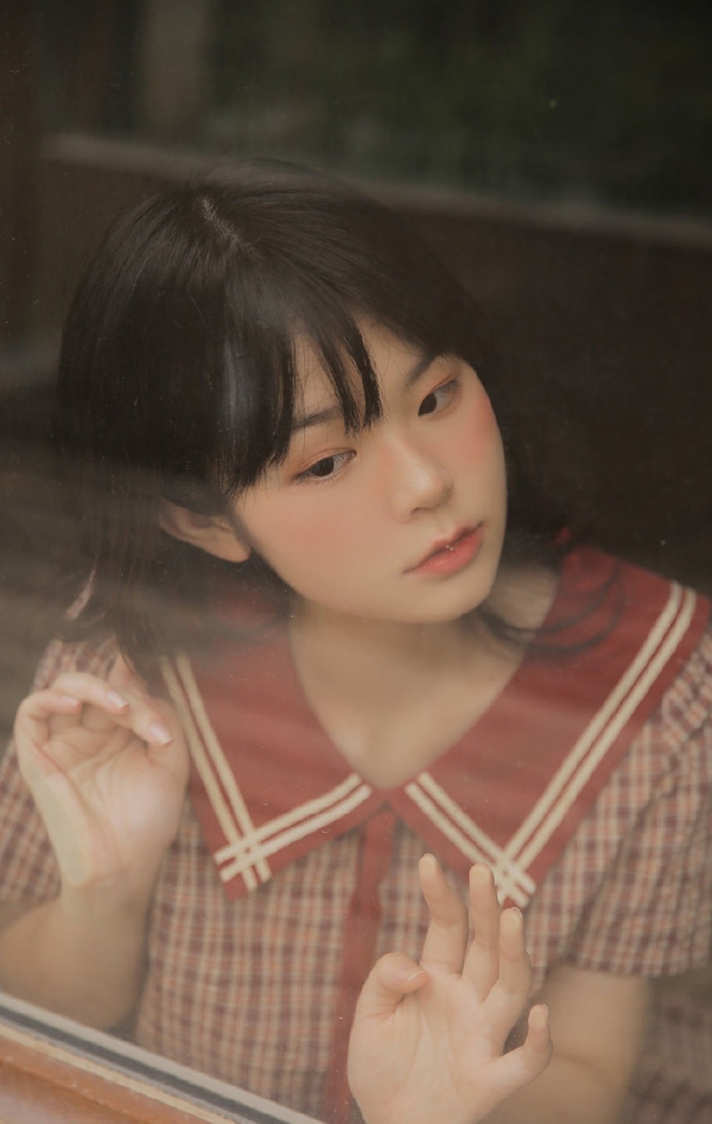 黑丝制服美女粉面桃腮可爱图片