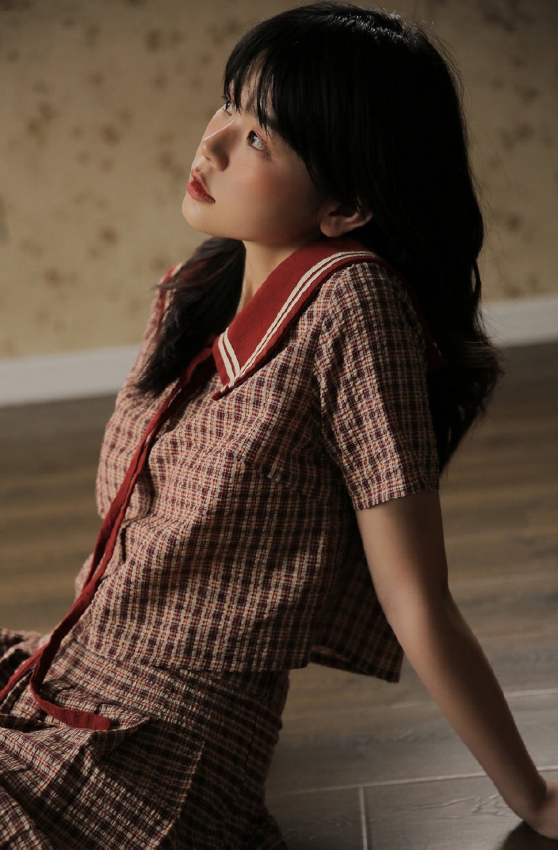 黑丝制服美女粉面桃腮可爱图片