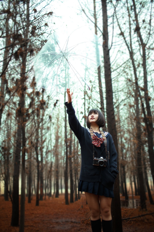 树林里的制服美女黑丝美腿写真
