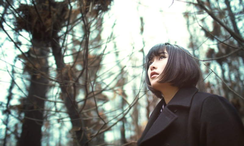 树林里的制服美女黑丝美腿写真