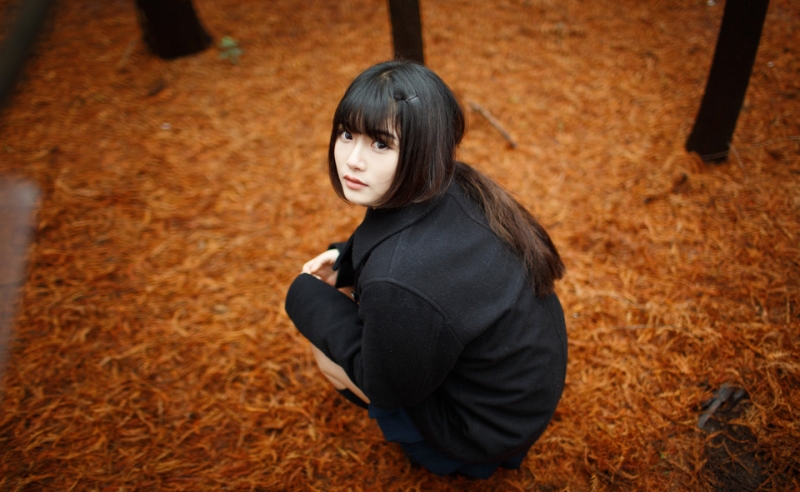 树林里的制服美女黑丝美腿写真