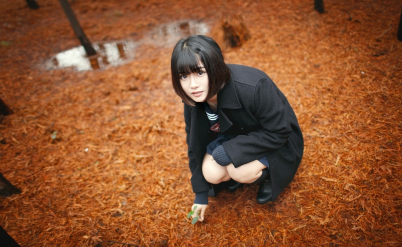 树林里的制服美女黑丝美腿写真