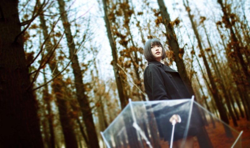 树林里的制服美女黑丝美腿写真