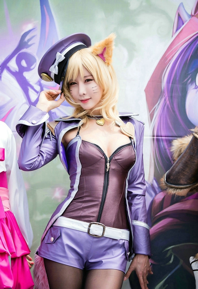 黑丝袜美女很骚气的cos私人摄影图片欣赏