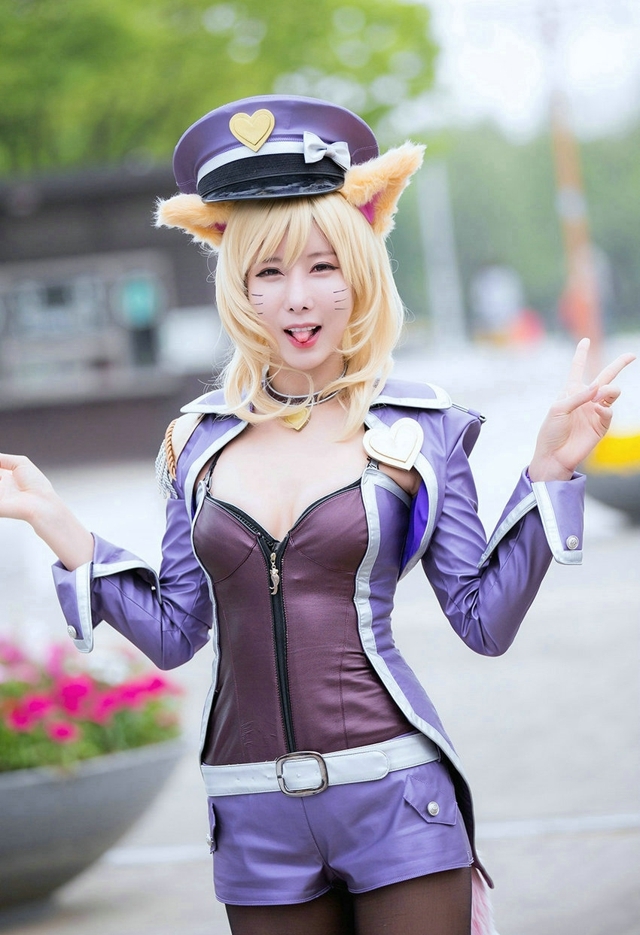 黑丝袜美女很骚气的cos私人摄影图片欣赏