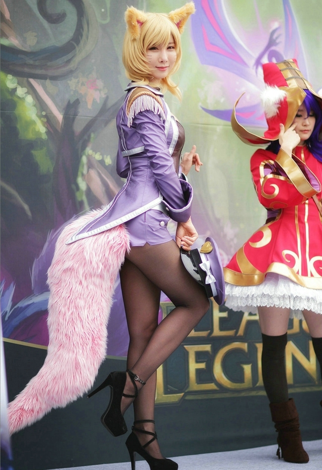 黑丝袜美女很骚气的cos私人摄影图片欣赏