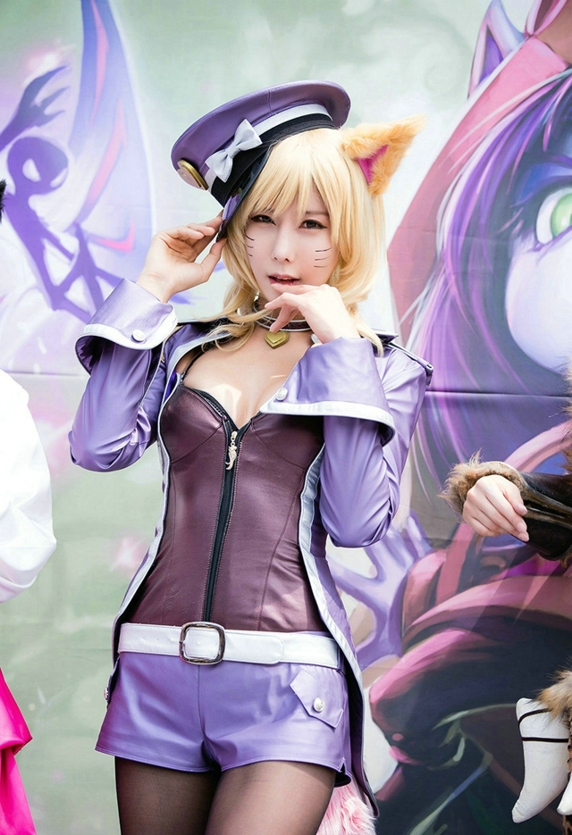 黑丝袜美女很骚气的cos私人摄影图片欣赏