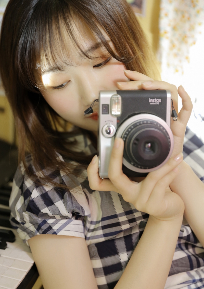 阳光下的清纯美女白丝美腿写真