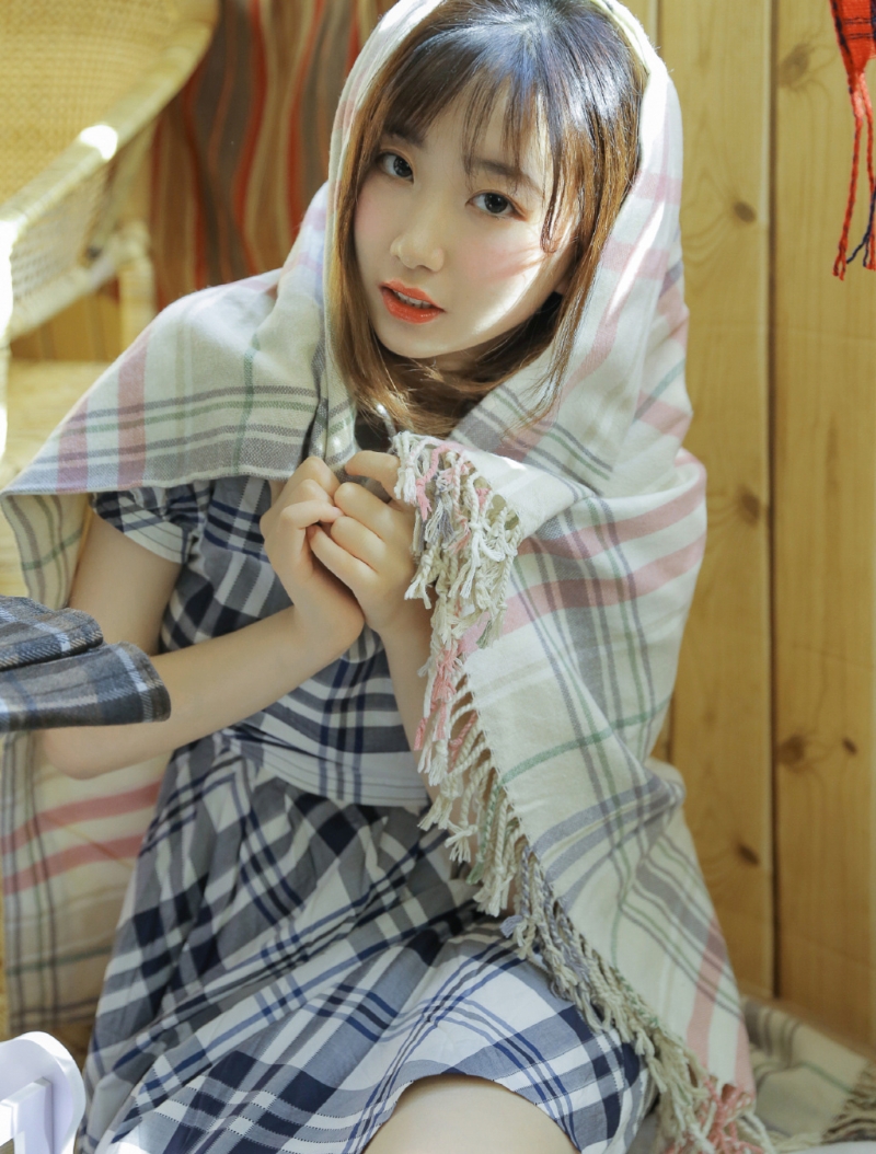 阳光下的清纯美女白丝美腿写真