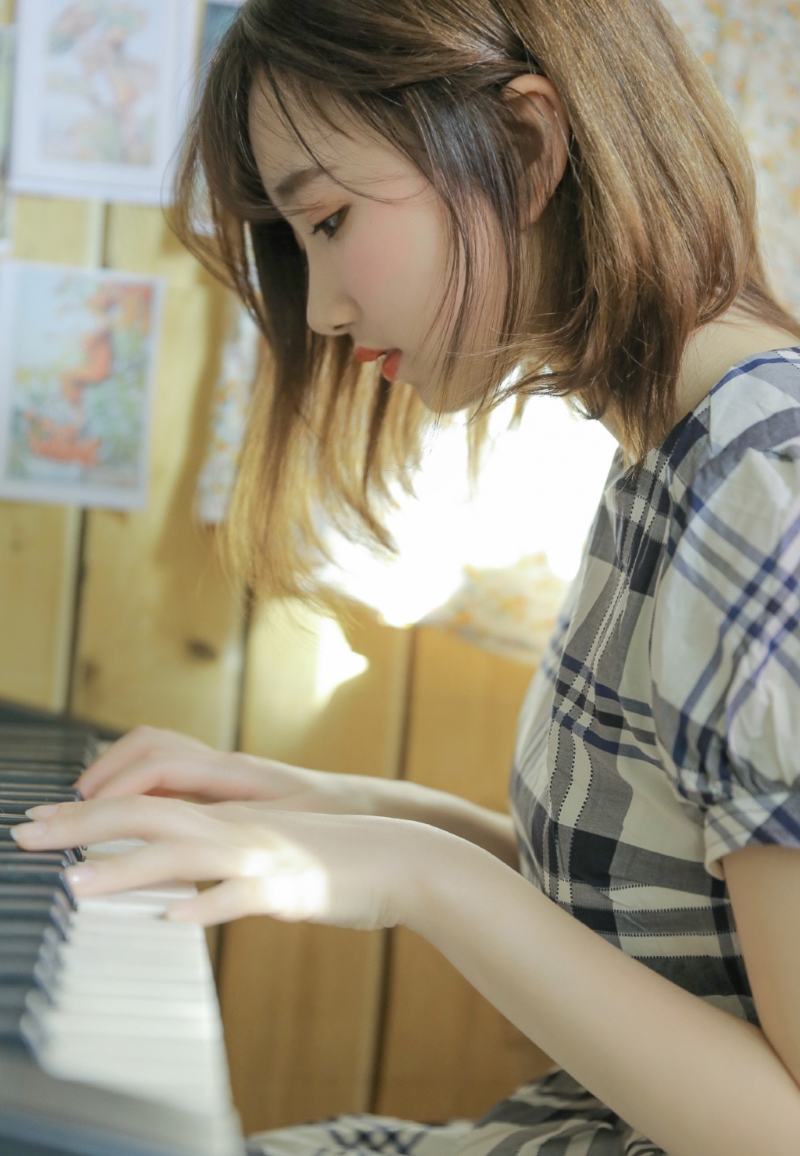 阳光下的清纯美女白丝美腿写真