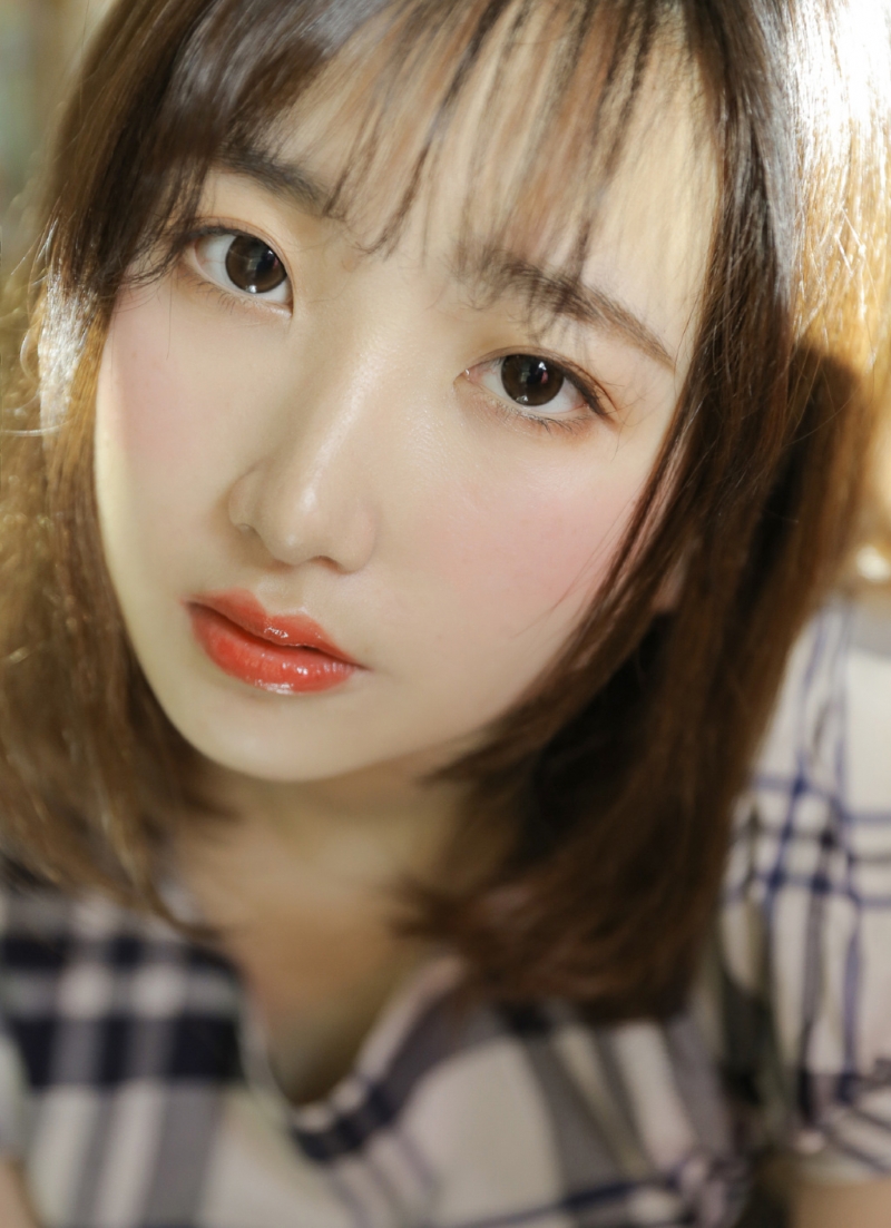 阳光下的清纯美女白丝美腿写真