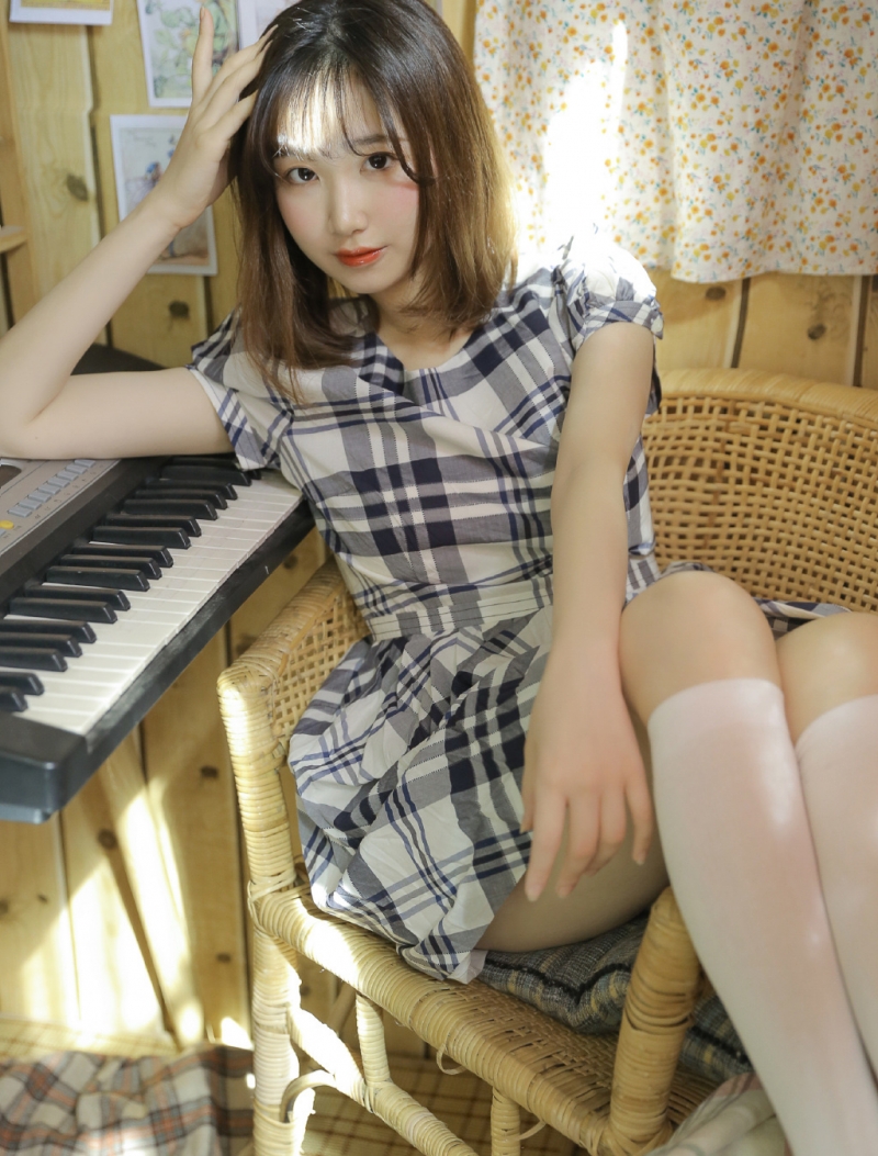 阳光下的清纯美女白丝美腿写真