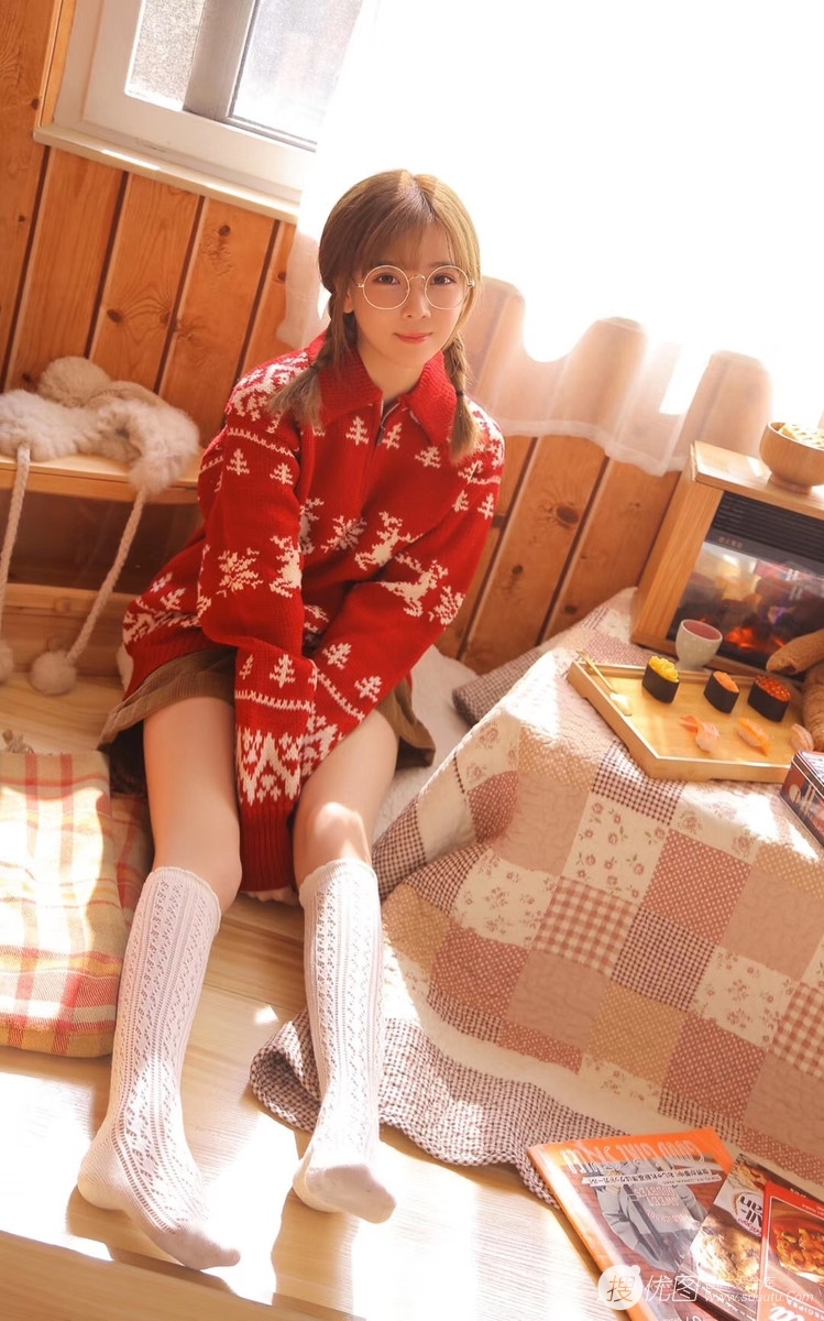 阳光下的可爱萝莉白丝美腿写真