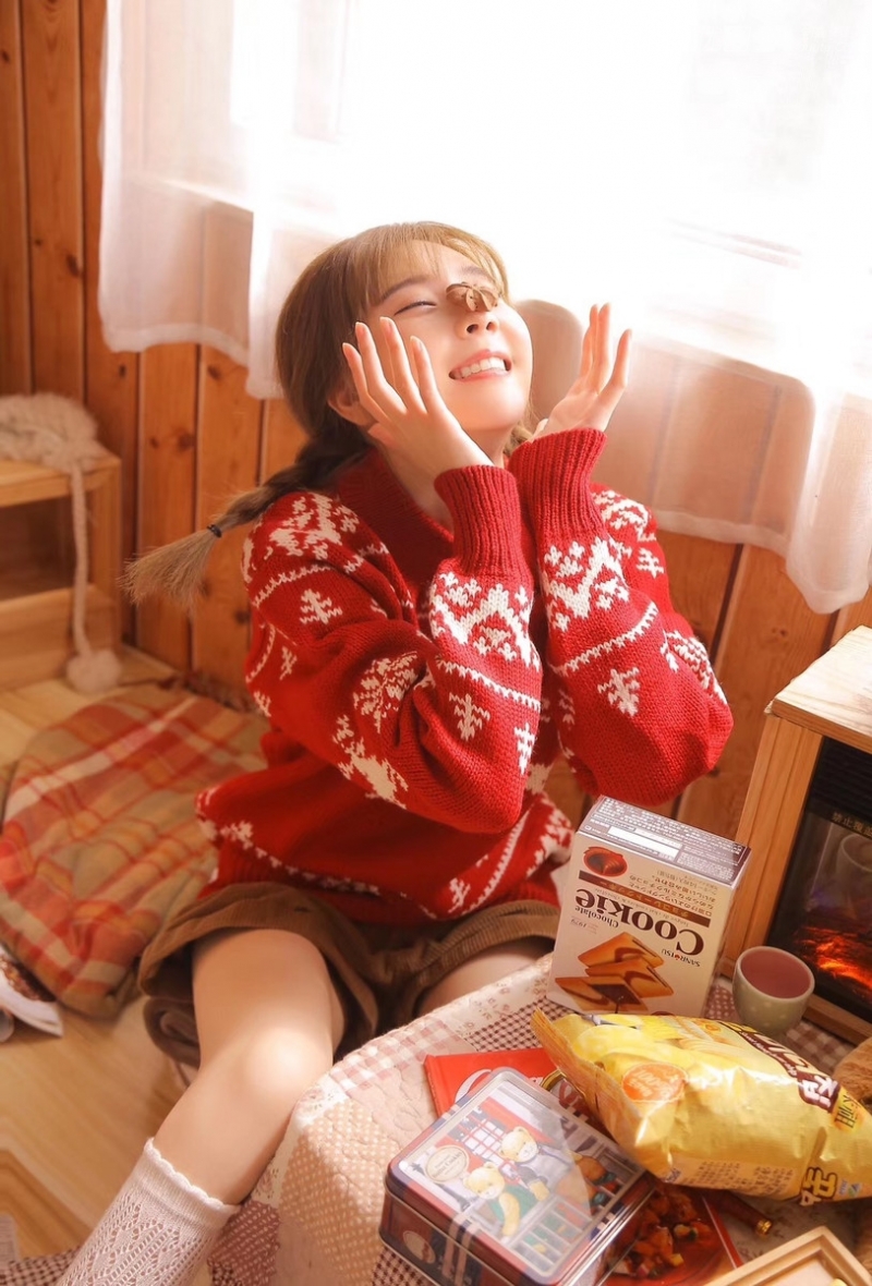 阳光下的可爱萝莉白丝美腿写真