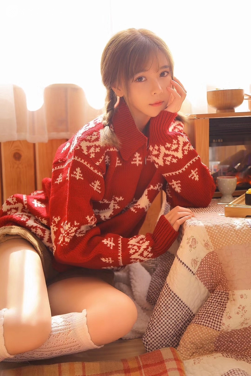 阳光下的可爱萝莉白丝美腿写真