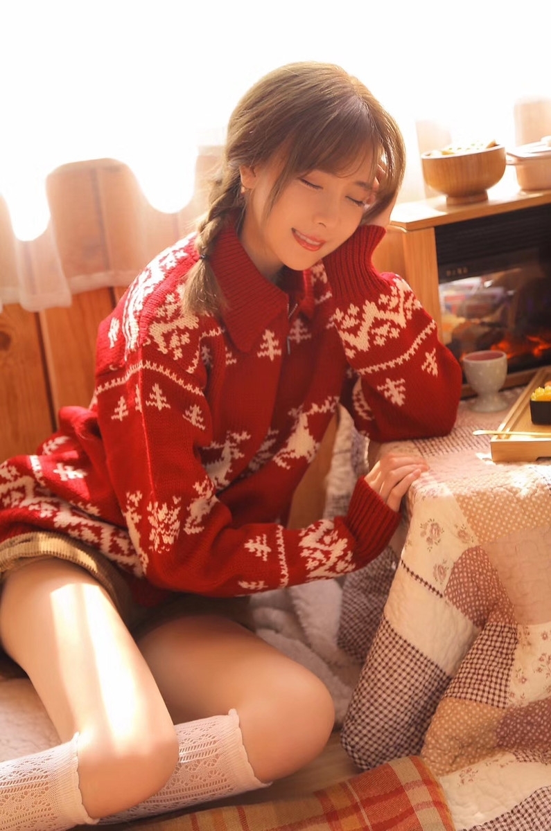 阳光下的可爱萝莉白丝美腿写真