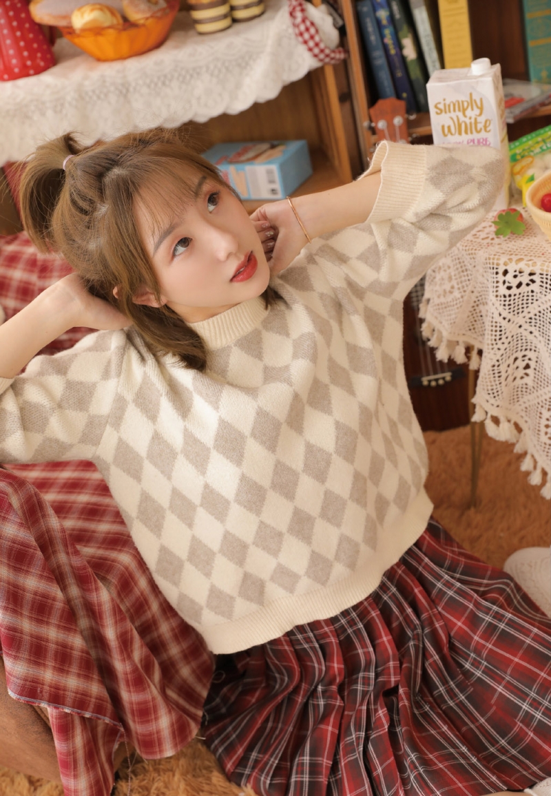 金发少女格子短裙白丝美腿写真