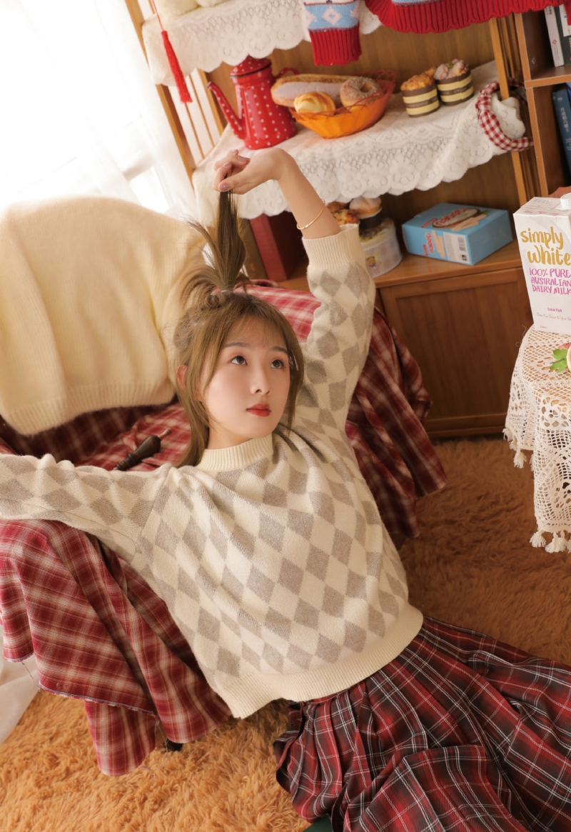 金发少女格子短裙白丝美腿写真