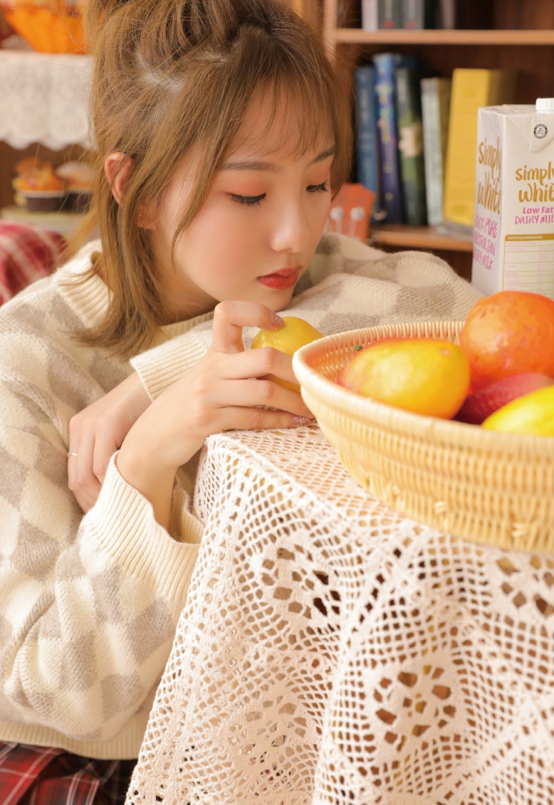 金发少女格子短裙白丝美腿写真