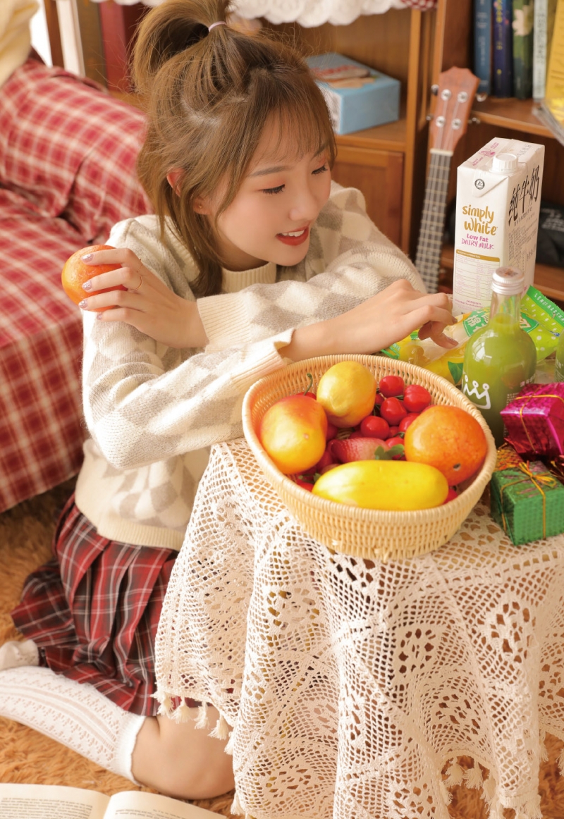 金发少女格子短裙白丝美腿写真