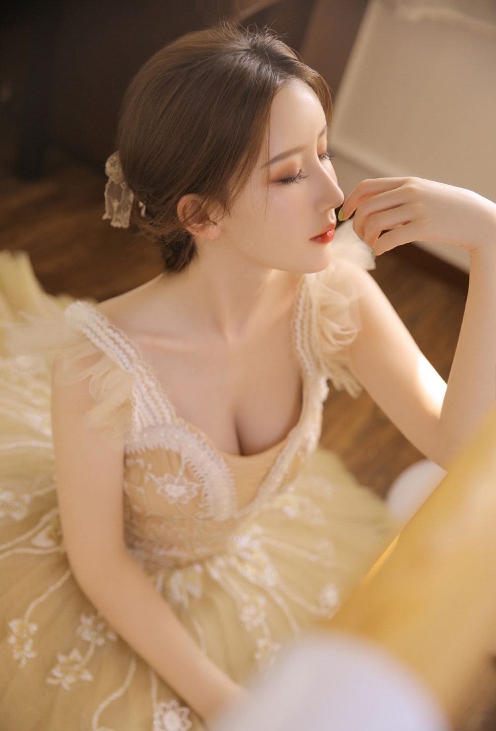 阳光下的舞蹈美女白丝美腿图片