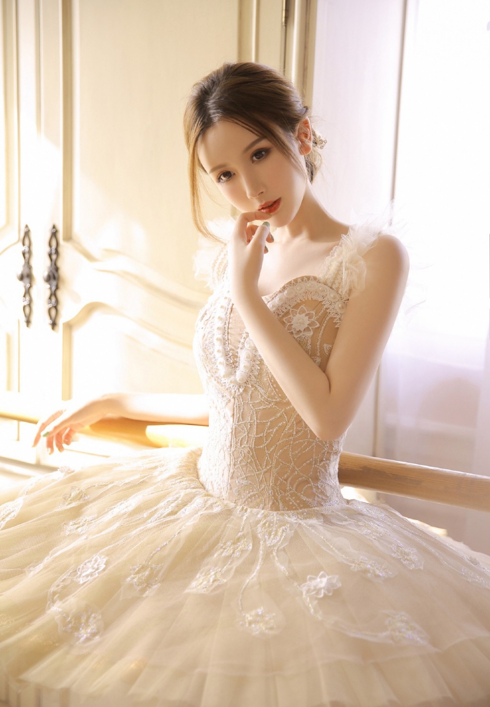 阳光下的舞蹈美女白丝美腿图片