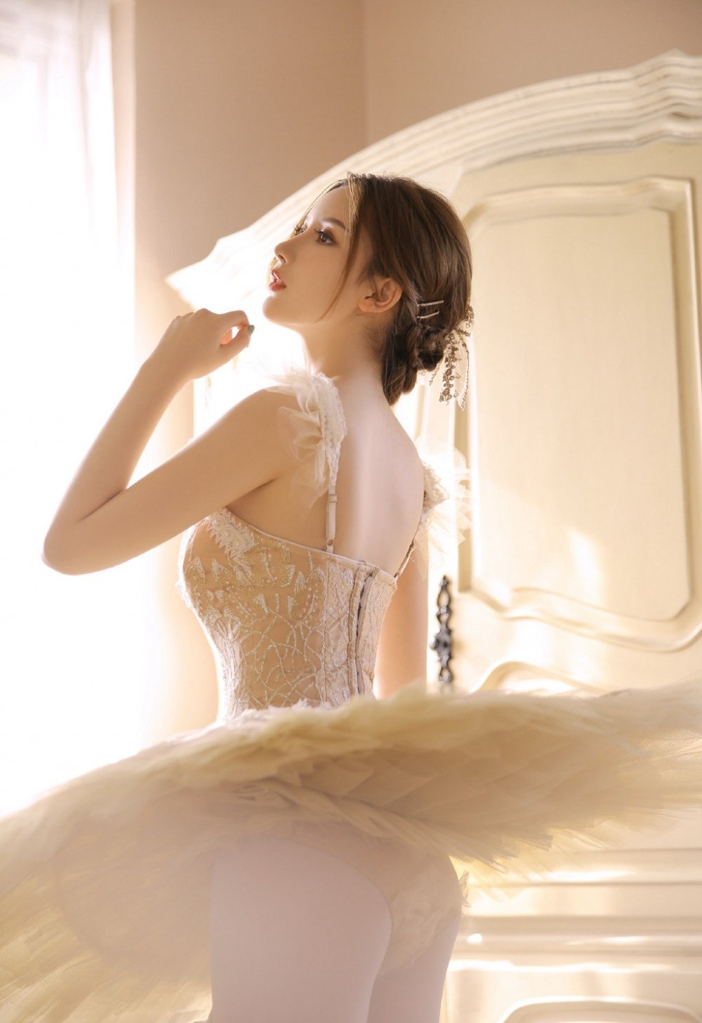 阳光下的舞蹈美女白丝美腿图片