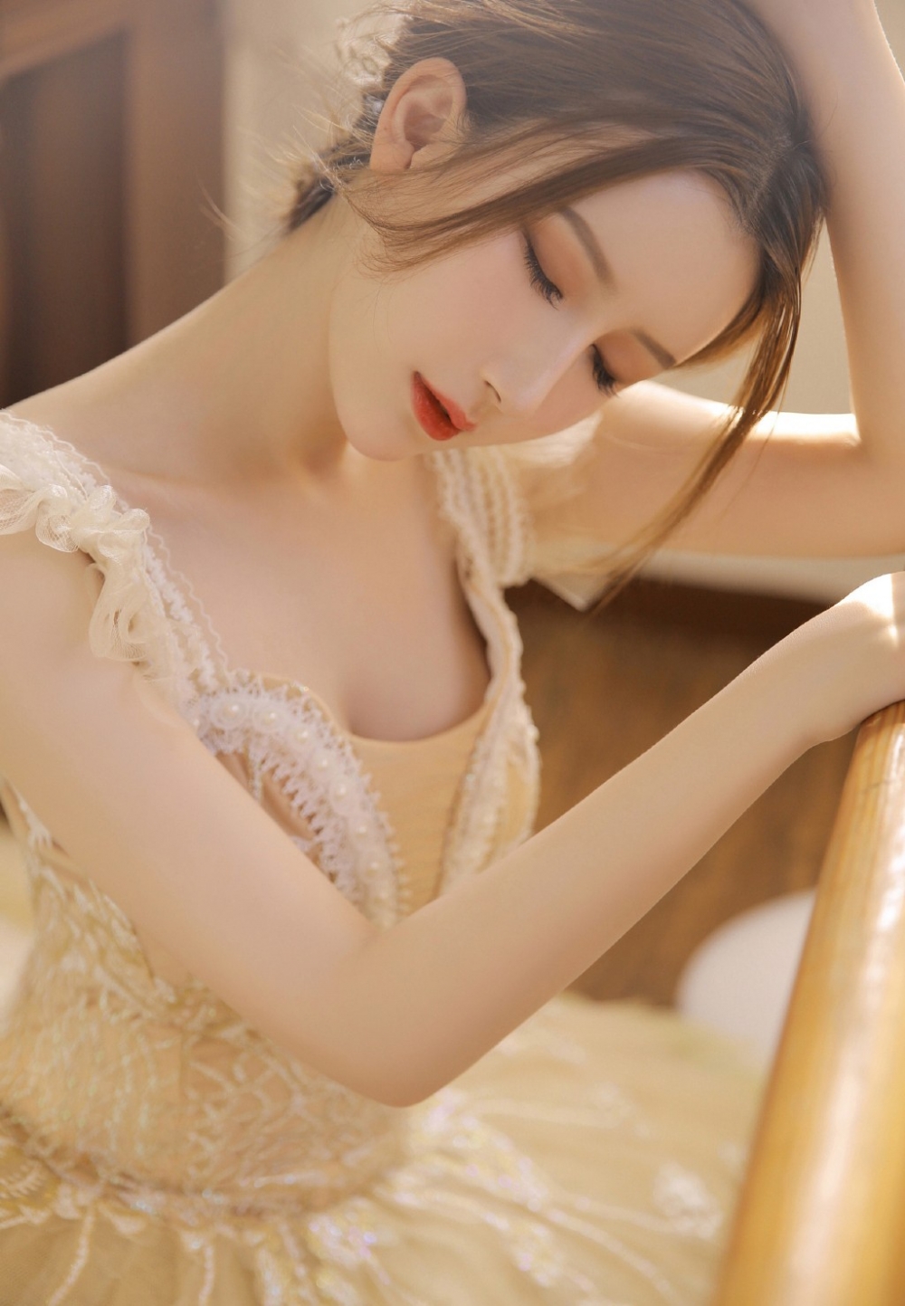 阳光下的舞蹈美女白丝美腿图片