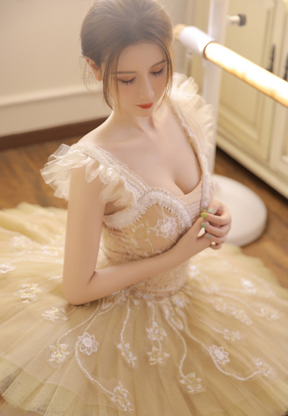 阳光下的舞蹈美女白丝美腿图片