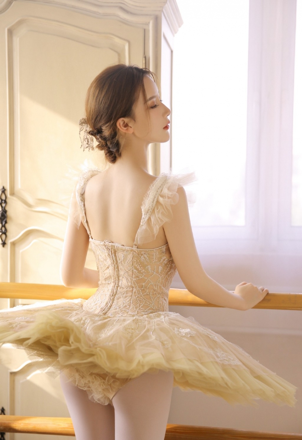 阳光下的舞蹈美女白丝美腿图片