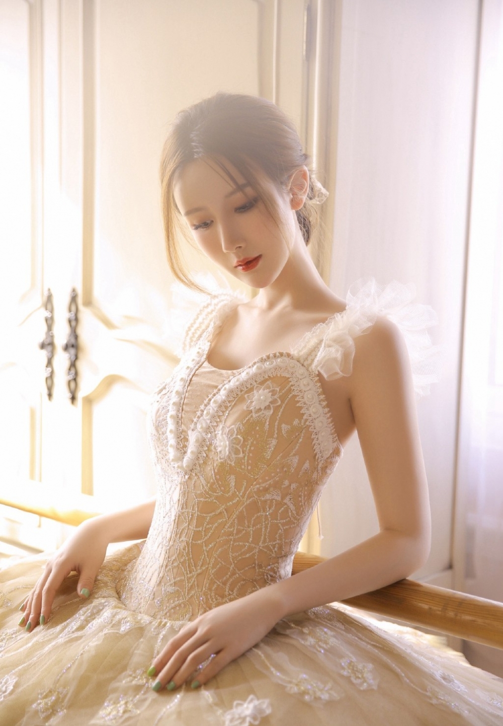 阳光下的舞蹈美女白丝美腿图片