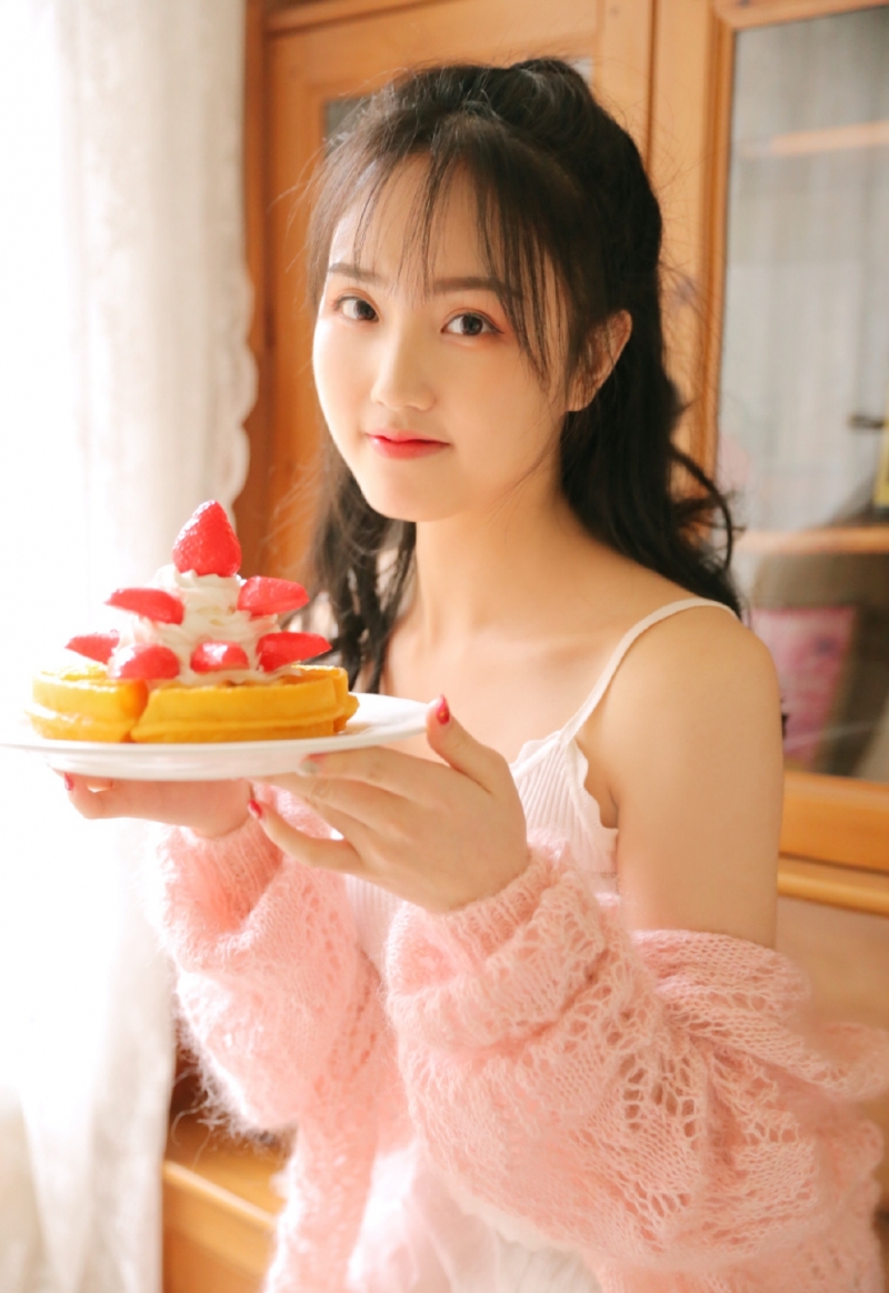 元气少女吊带香肩白丝美腿图片