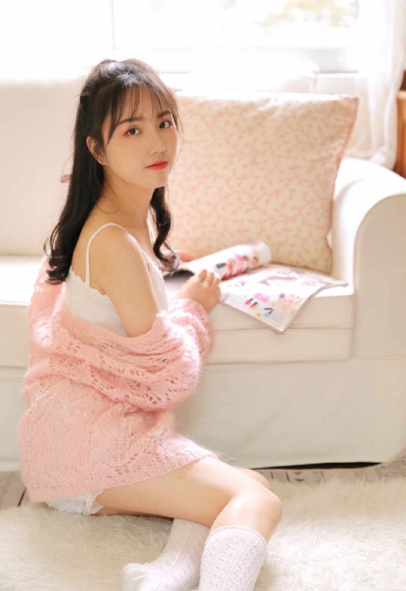 元气少女吊带香肩白丝美腿图片