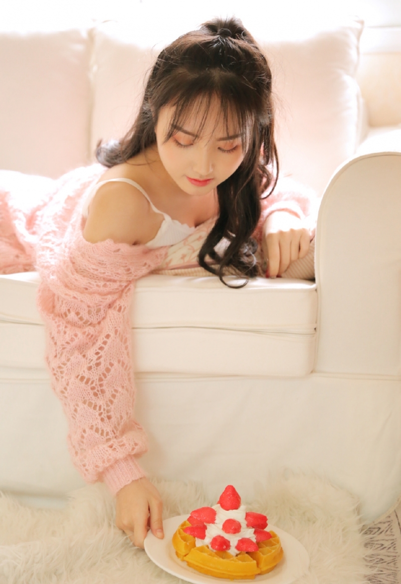 元气少女吊带香肩白丝美腿图片