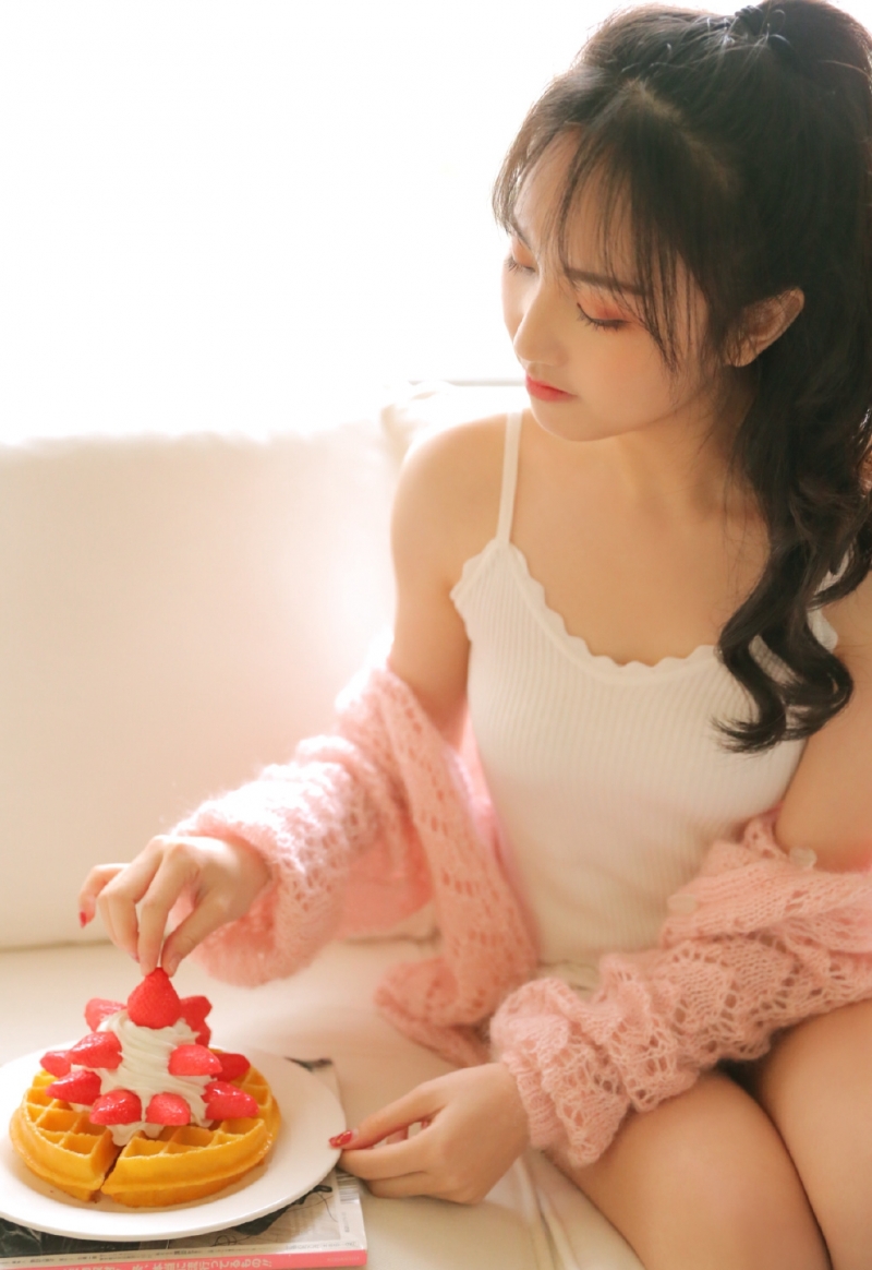 元气少女吊带香肩白丝美腿图片